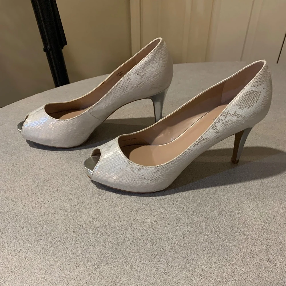 NWOB Tahari Regal White/Silver Snakeprint Platform Pumps sz 8.5 M